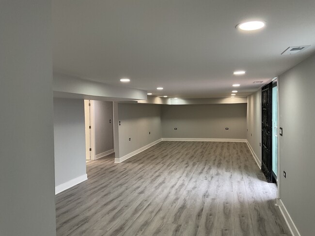 Building Photo - 14846 Woodlawn Ave