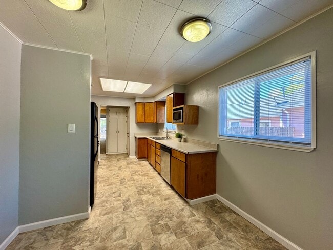 Building Photo - Charming Home Available in Tahoe Park!
