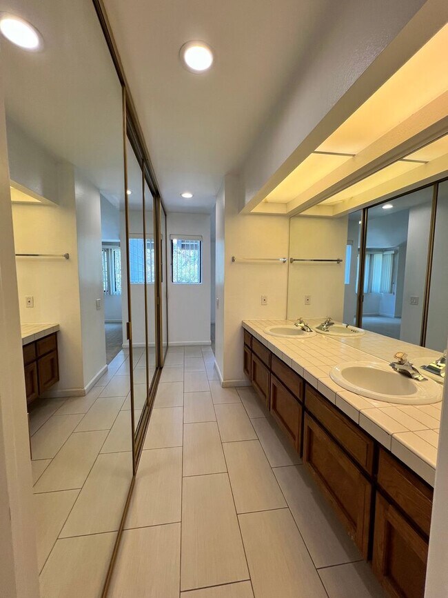 Building Photo - Spacious 2 Bedroom 2-1/2 Bathroom Townhome with 2-car garage in La Jolla near UCSD