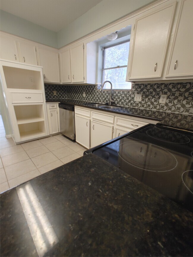 Building Photo - 633 Mosswood Dr