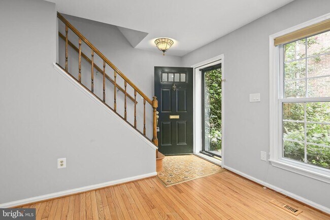 Building Photo - 2514 S Walter Reed Dr