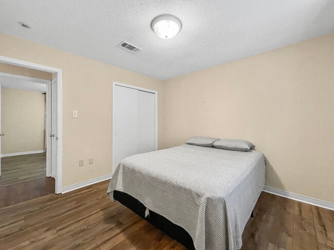 Building Photo - Spacious home featuring multiple bedrooms ...
