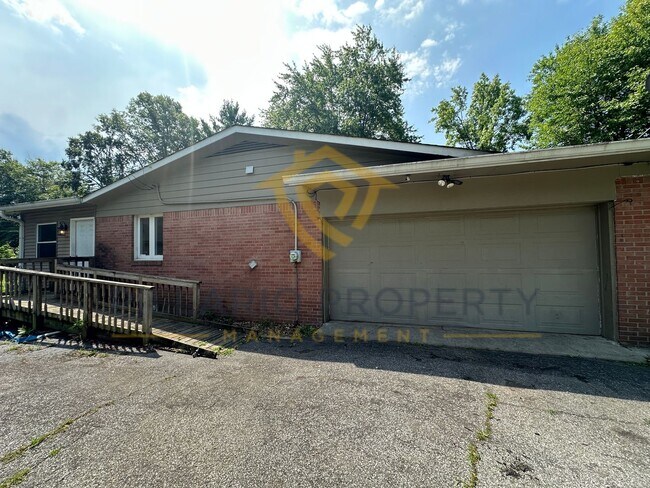 Building Photo - Spacious Warren Township, 3 Bedroom/1.5 Ba...