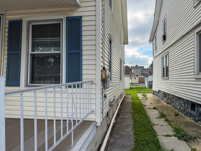 Building Photo - 337 Duke St