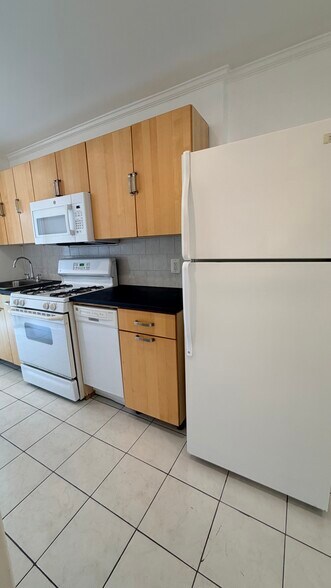 Building Photo - 1735 Gales Pl NE