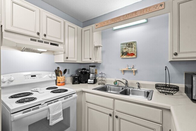 Building Photo - 1st Floor Seasonal Rental Available Octobe...
