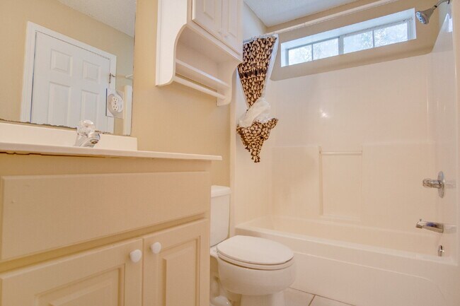 Building Photo - Santa Rosa 3/2.5 Townhome – Minutes from N...