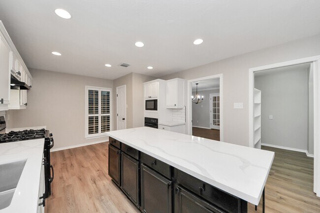 Building Photo - 1410 Long View Dr