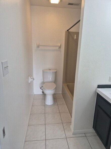 Building Photo - 1424 Stonebridge Cir