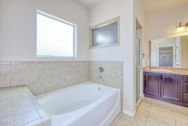 Building Photo - 5601 Valley Maple Dr