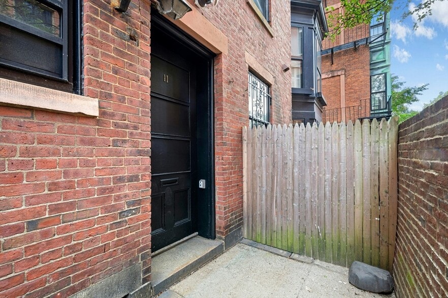 Primary Photo - 49 Beacon St