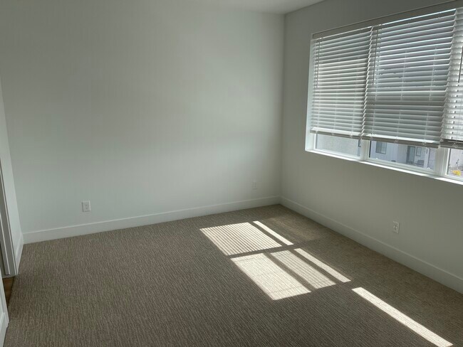 Building Photo - 954 W 350 S