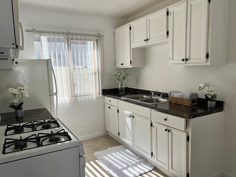 Building Photo - 1330 S Wilton Pl