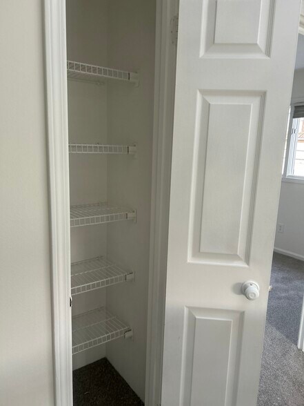 Building Photo - 694 Broadway