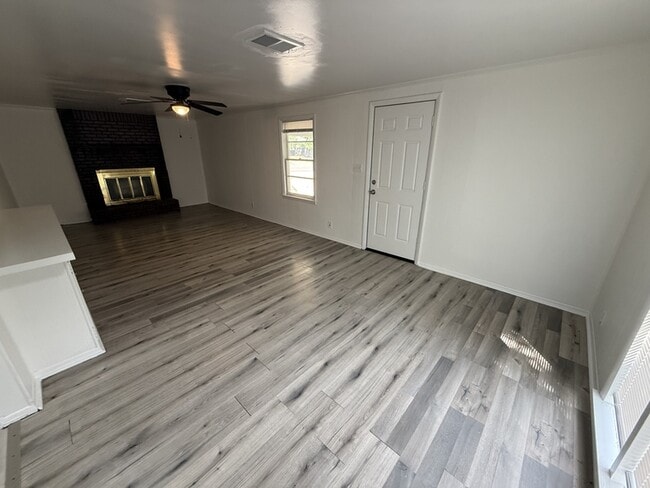 Building Photo - 914 Stratford Rd