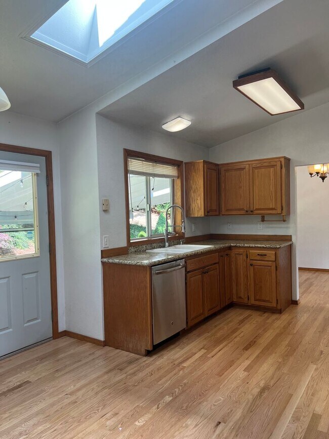 Building Photo - 3 bedroom 2.5 bathroom Home in Lake Steven...