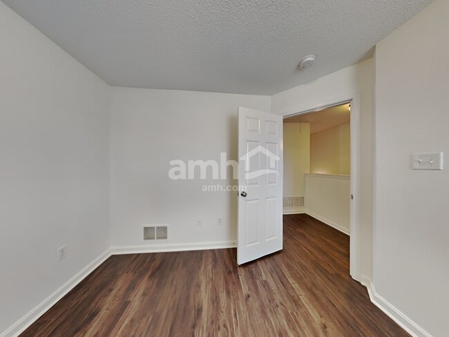 Building Photo - 2491 Hunters Pointe Dr