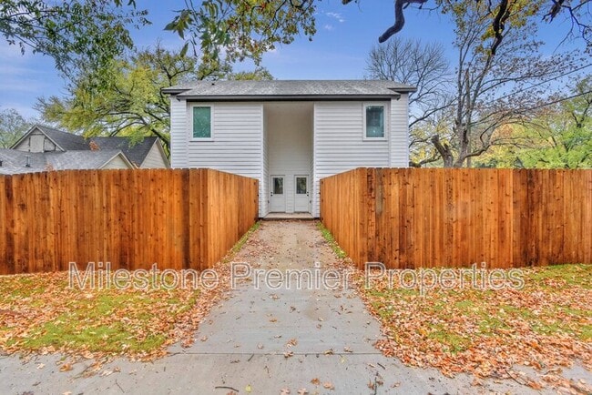 Building Photo - 101-103 E Bond St