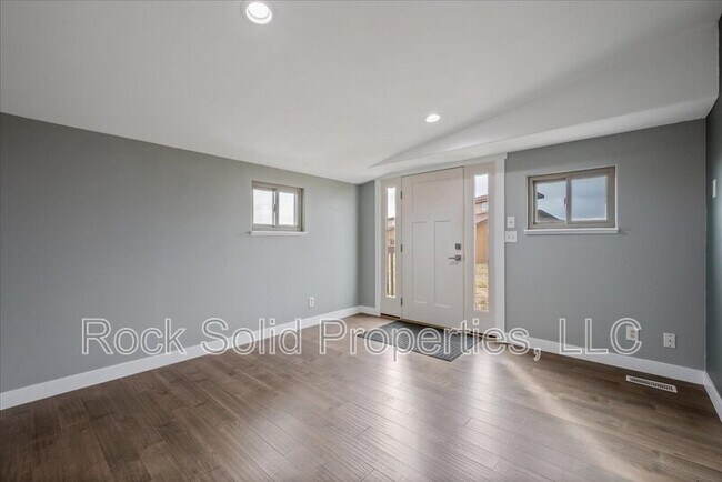 Building Photo - 753 Latigo Loop