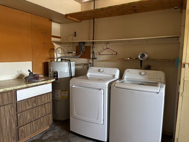 Building Photo - 55+ Single level home - Community Pool