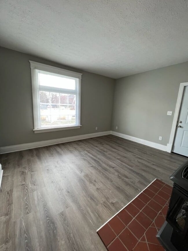 Building Photo - Charming 2 Bedroom Home with Fenced Yard Available for Pre-Lease!