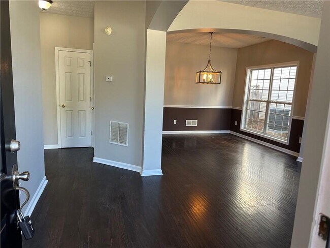 Building Photo - 590 Clairidge Ln SW