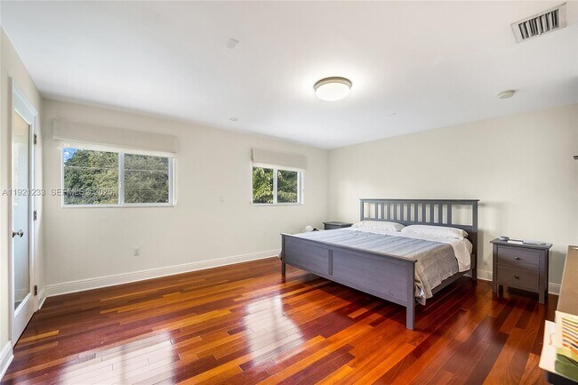 Building Photo - 10670 SW 77th Ave