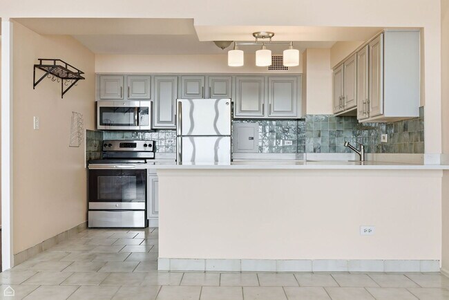 Building Photo - 6030 N Sheridan Rd