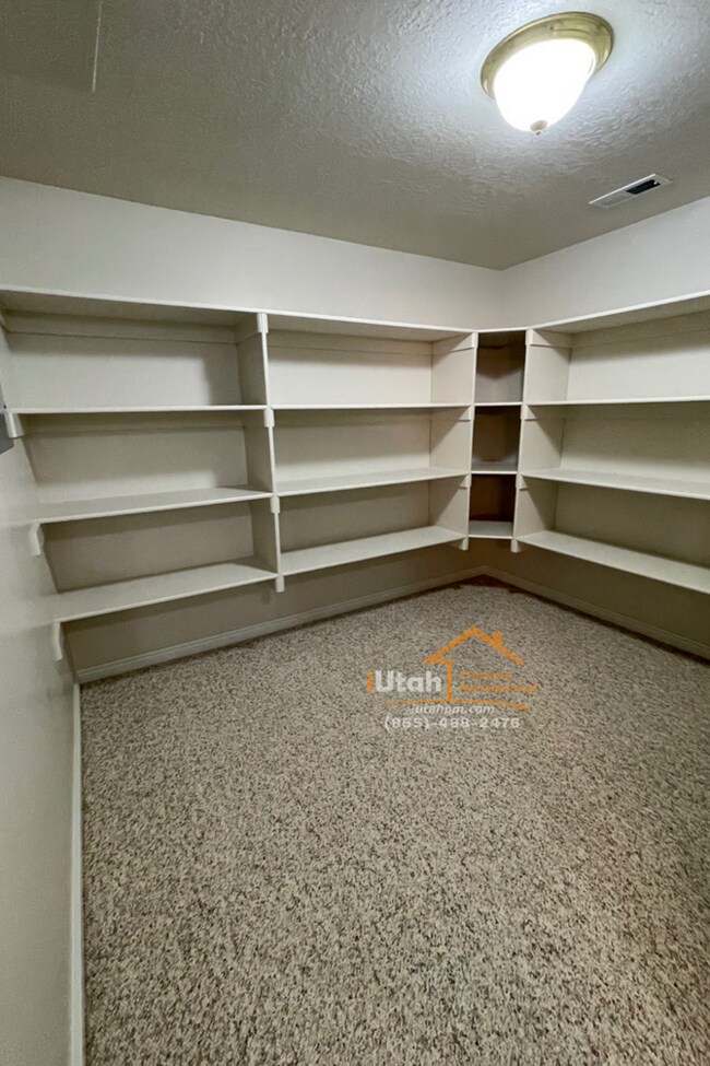 Building Photo - East Layton 6 Bdrm 3 Bth 2 car garage home.