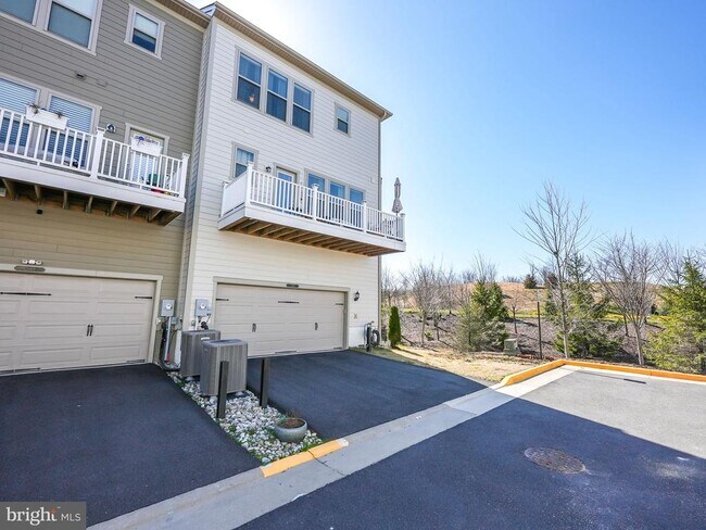 Building Photo - 2067 Alder Ln