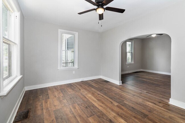 Building Photo - 3 Bedroom 2 Bathroom Home