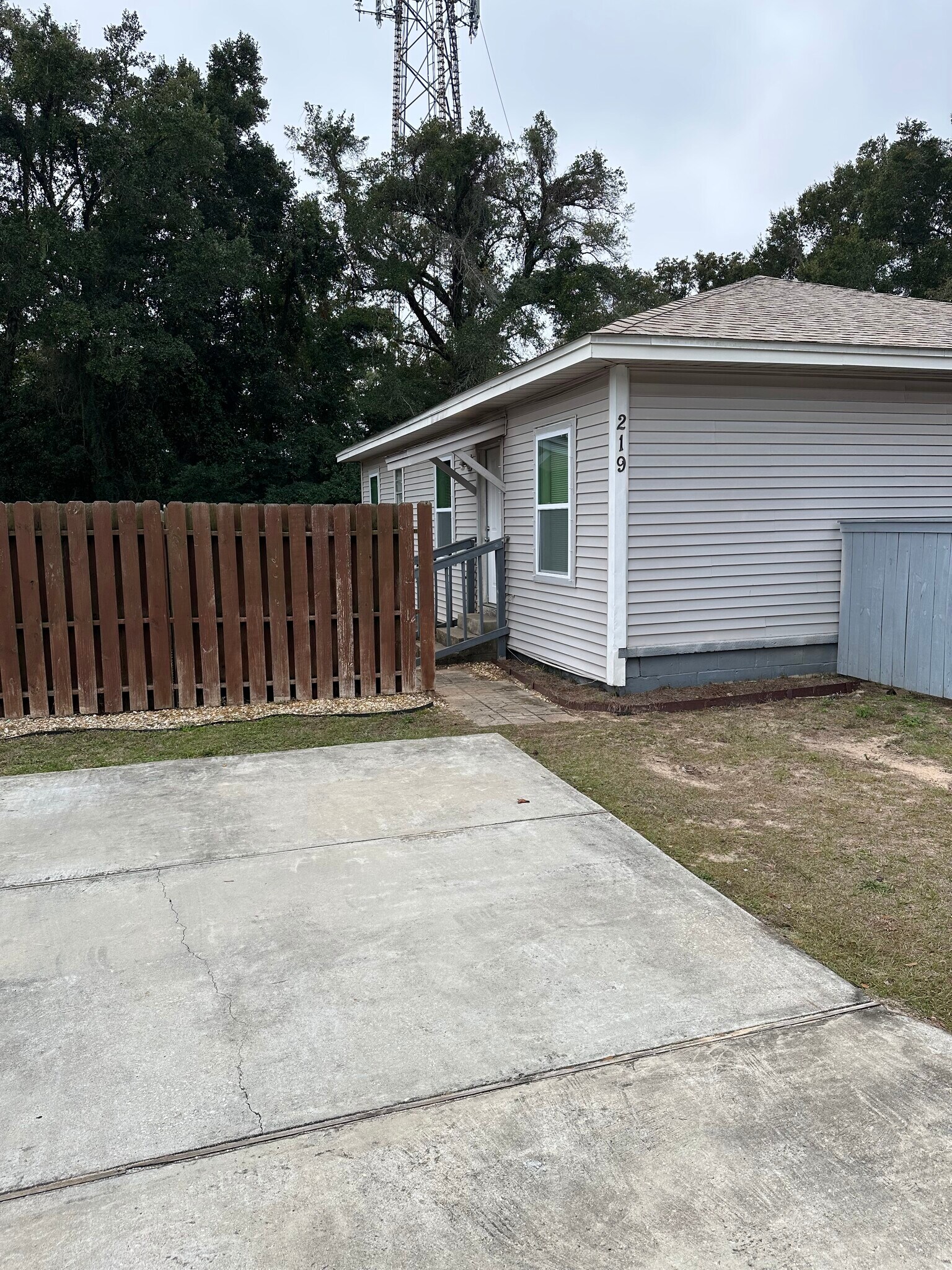 Building Photo - 219 N Carys Ln