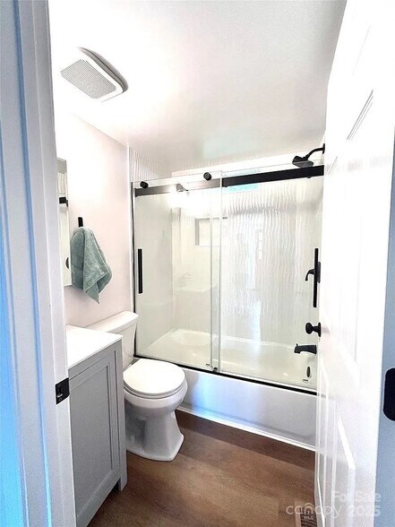 Building Photo - Room in Duplex on Charles Ave