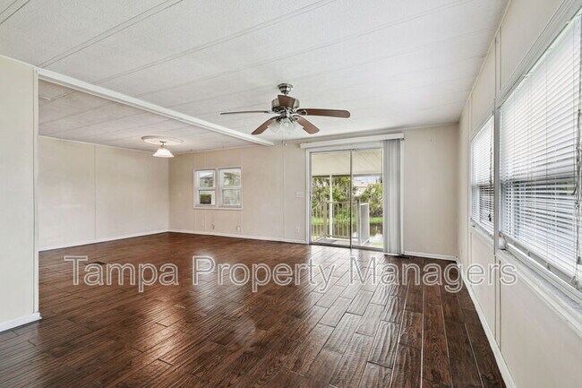 Building Photo - 242 Country Ln