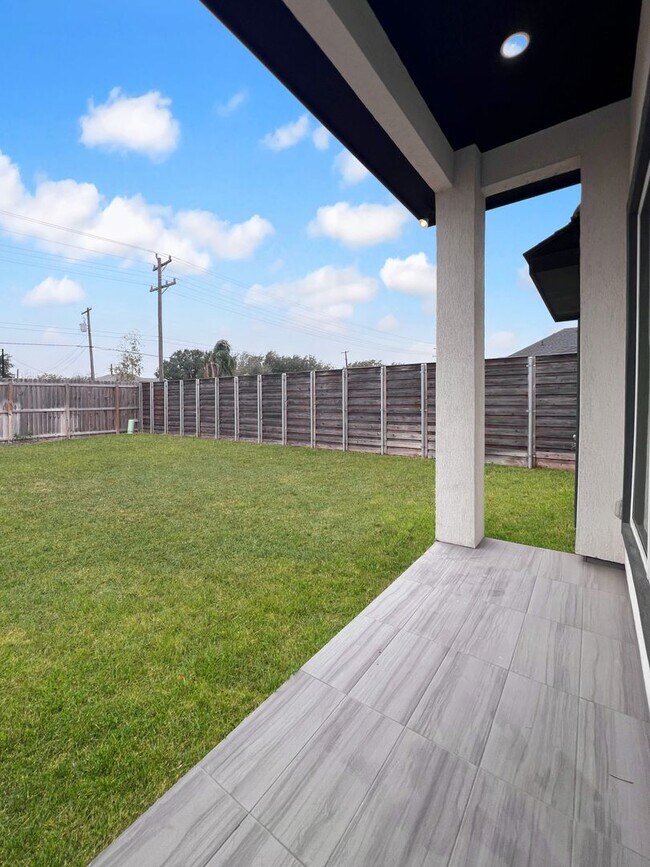 Building Photo - Stunning - 3 b/2.5 bath Home - Don't Miss Out!