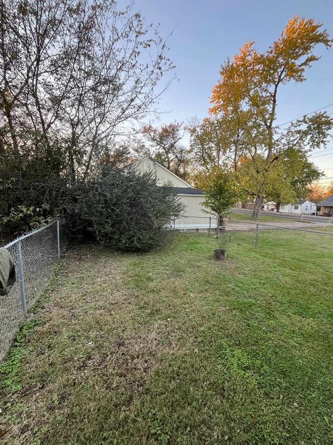 Building Photo - 1 Bedroom/ 1 Bathroom Duplex plus office, ...