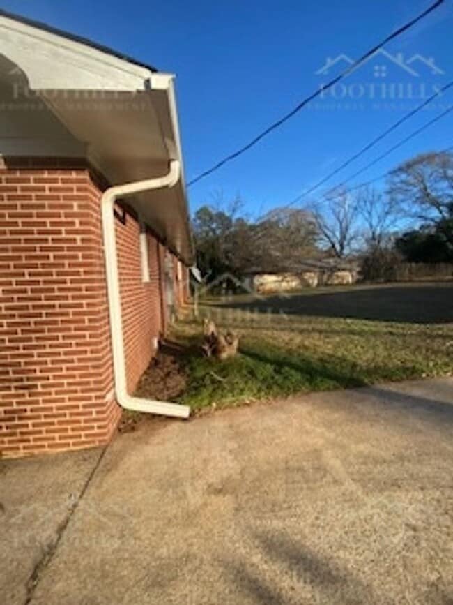 Building Photo - 1010 Belhaven Rd