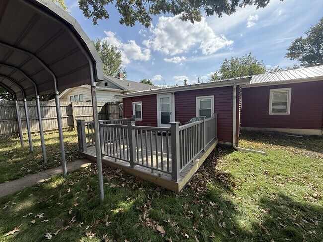 Building Photo - Remodeled Home in Peoria Heights