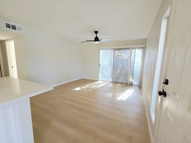 Building Photo - RENOVATED 2BD/2BA NEAR STRIP!