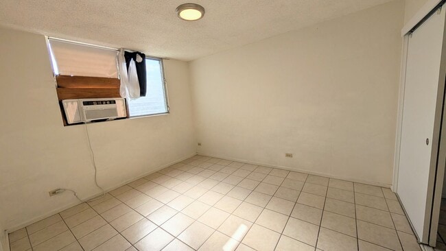 Building Photo - Centrally located 1 bed, 1 bath 2 parking, 2nd floor walkup in Makiki