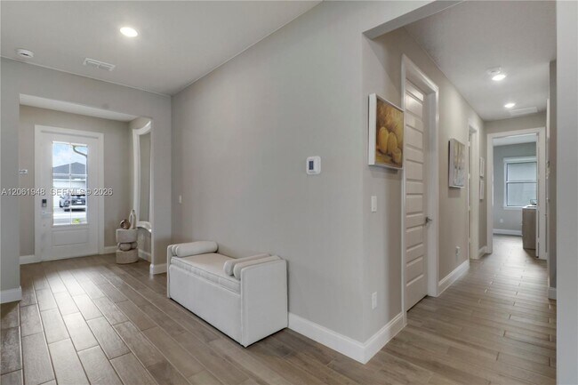 Building Photo - 6489 Cloverdale Ave