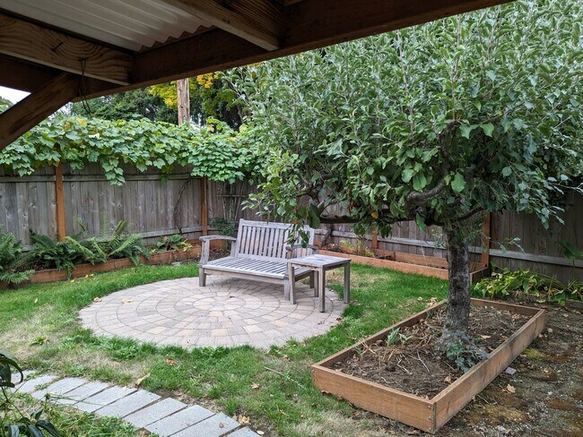 Building Photo - 1005 Clark