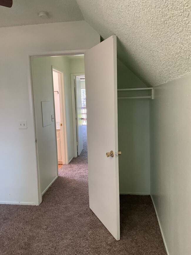 Building Photo - Two story 4 bedroom 2 bath home, Magalia