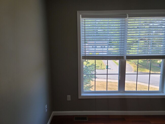 Building Photo - 3 Bedroom 2 1/2 bath end unit Townhome for Rent in Waynesboro