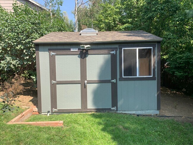 Building Photo - 4 bed 4 bath Erie home 1 mile from downtown and shops!