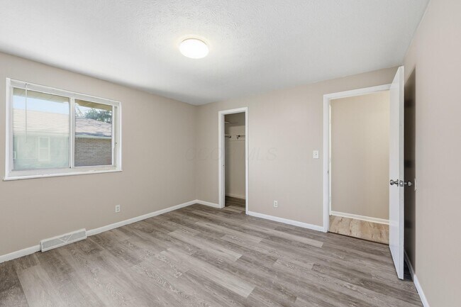 Building Photo - 1759 Lonsdale Rd