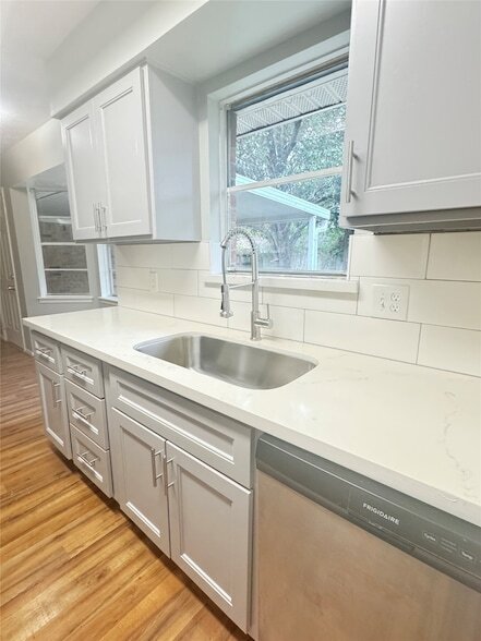 Building Photo - 2019 Redwood St