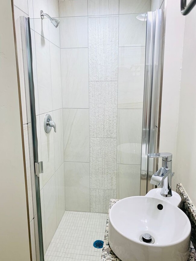 Building Photo - STUDIOS AVAILABLE IN THE HEART OF LA JOLLA! ONLY $1,700/mo!