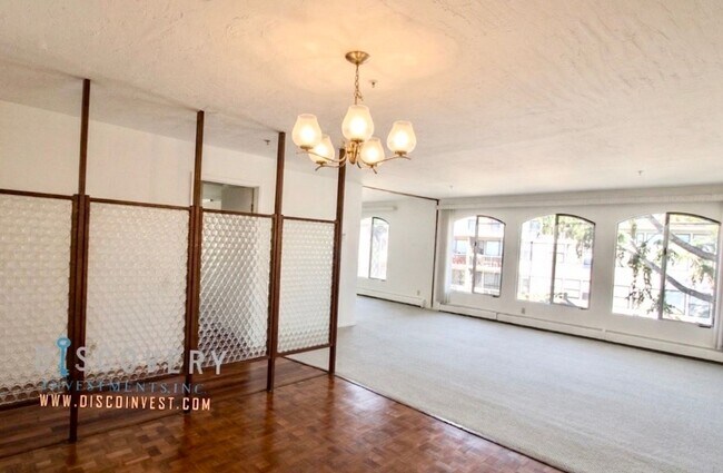 Building Photo - Spacious One Plus Bedroom Condominum off Broadway Terrace