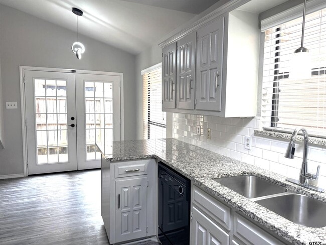 Building Photo - 5911 Hollytree Dr